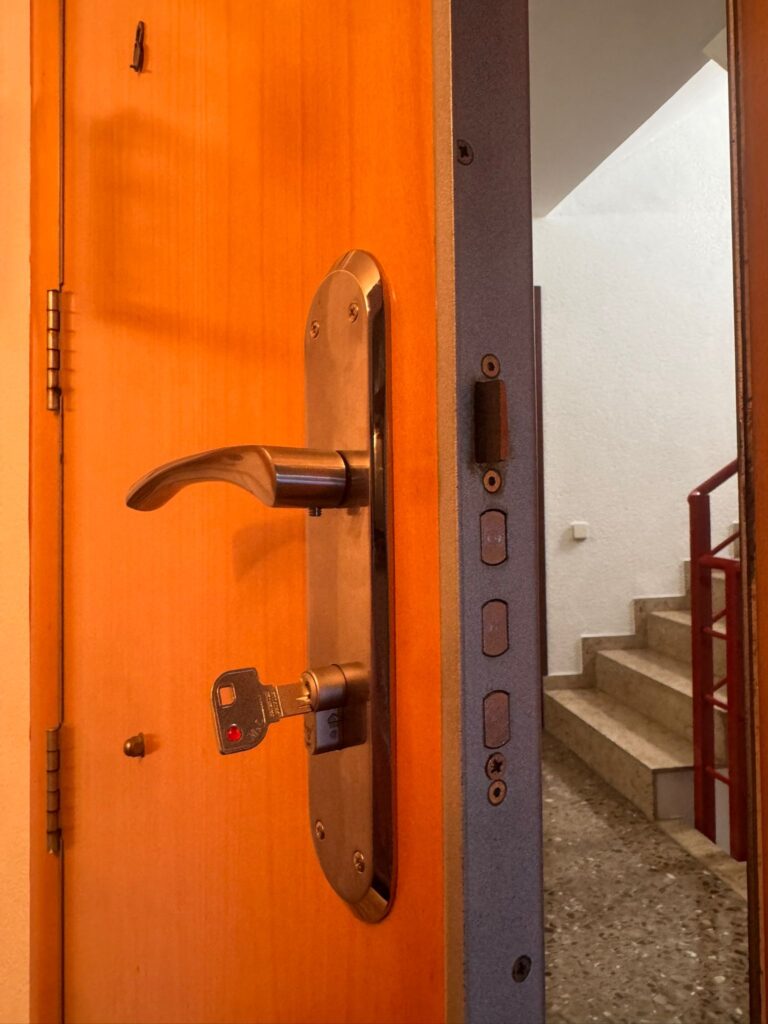 Cerradura multipunto con llave en puerta de entrada