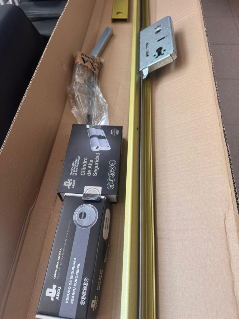 Material de cerradura multipunto con cilindro y escudo de alta seguridad ARCU en caja