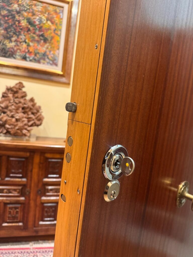 Puerta blindada con escudo y bombín de seguridad cromados
